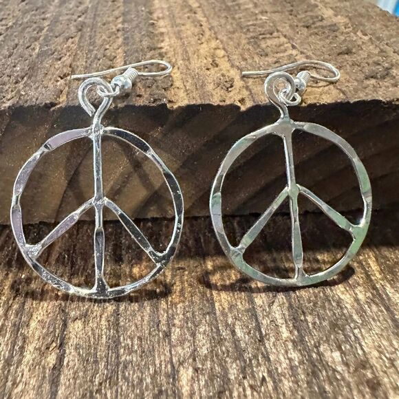 Handmade Artesian Hippie‎ Silver Plated Peace Sign Drop Wire Earrings, Gift Box - Picture 2 of 6